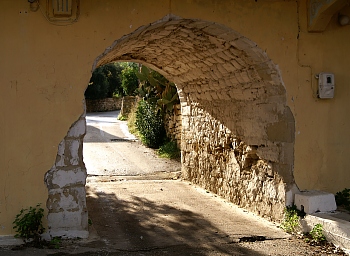 fres-arch-01.jpg - 66198 Bytes