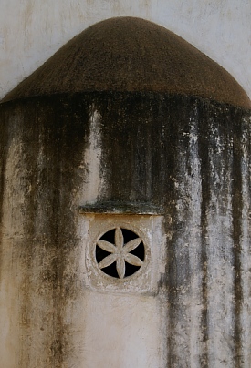 fres-window-old-church-03.jpg - 68670 Bytes