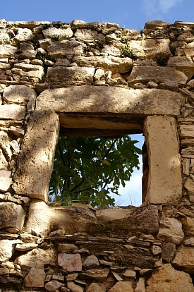 fres-window-ruin-02.jpg - 93896 Bytes