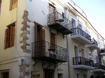 hania-honeymoon-balcony.jpg - 69314 Bytes