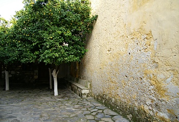 kalyves-agia-maria-church-yard.jpg - 66350 Bytes