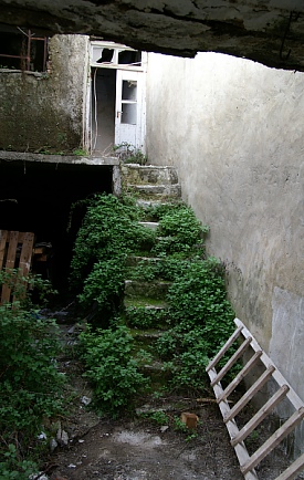 kalyves-alley-broken.jpg - 80532 Bytes