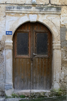 kalyves-alley-door-240.jpg - 74259 Bytes