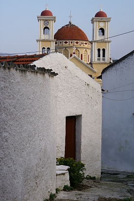 kalyves-church-from-alley.jpg - 67185 Bytes