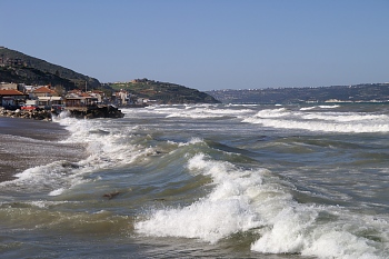 kalyves-waves-070128.jpg - 45727 Bytes