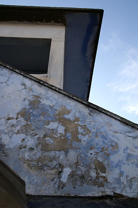kournas-7-building.jpg - 69962 Bytes