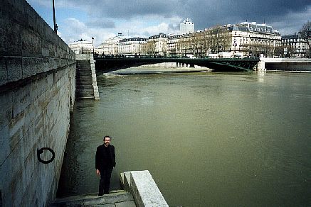The lower embankment of Seine almost flooding Hannu