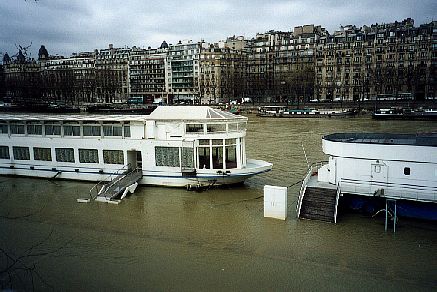 Seine has flooded the entrances to the restaurant boats - snif!