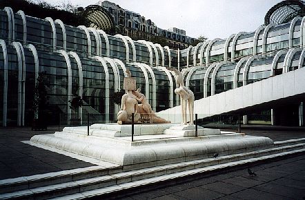 Les Halles - inner courtyard - no live girls!