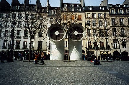 Centre Pompidou behind snapshooter's back, because even this is more beutiful!