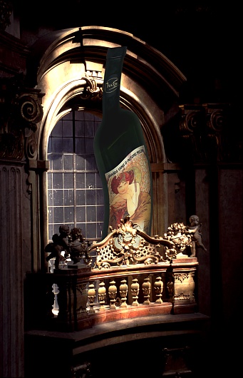 mucha-merlot-praha-parveke-combined.jpg - 76088 Bytes